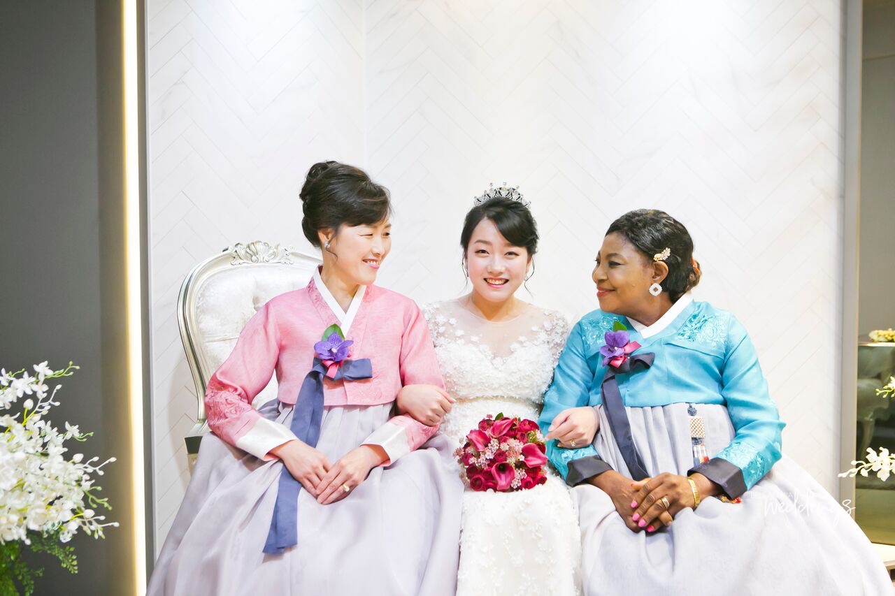 https://www.bellanaijaweddings.com/wp-content/uploads/2019/01/kyunghwa-tayo-korean-nigerian-BellaNaija-Weddings.16.jpg